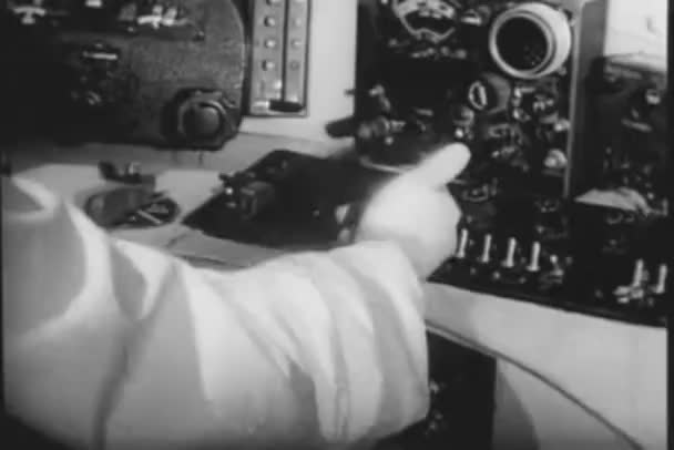 Närbild Man Ändra Trycket Luft Tillförsel Mätaren 1950 Talet — Stockvideo