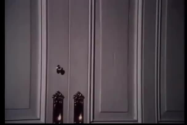 木製のドアを突破する侵入者 — ストック動画