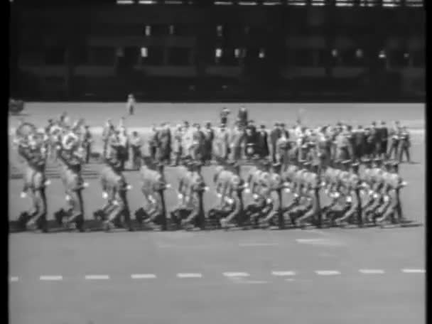 1940年代的军事演习中 手持步枪的士兵在战场上行军 — 图库视频影像
