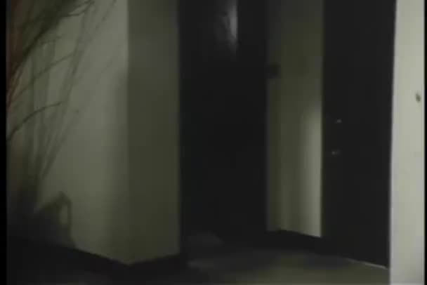 Tampilan Belakang Butler Menjawab Pintu — Stok Video
