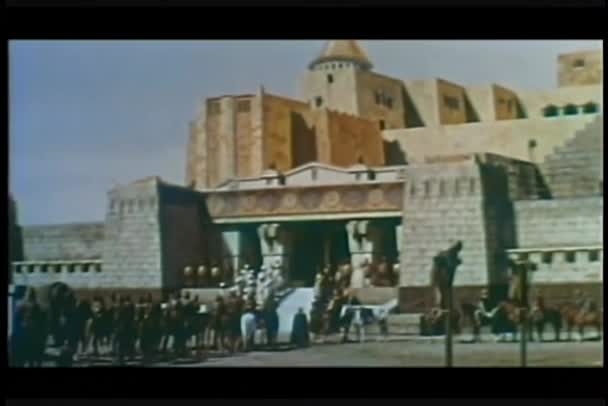 士兵们骑着马宫前排队 — 图库视频影像