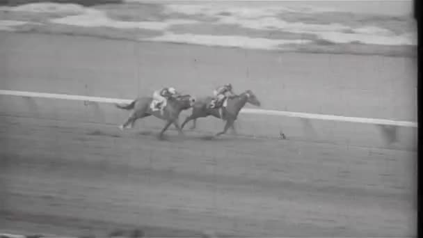 Horse Overtaking Opponent Horse Race 1960S — Stock Video