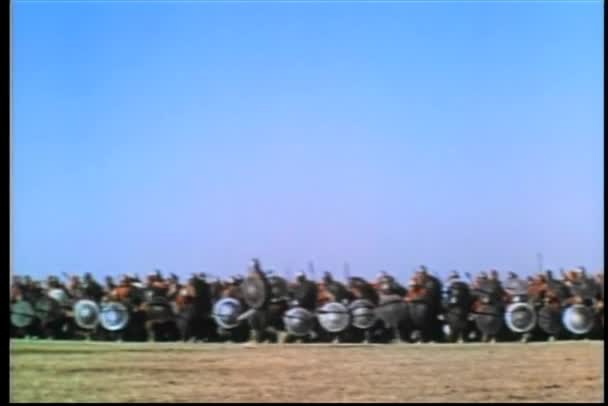 全范围攻击的时候打了中世纪士兵 — 图库视频影像