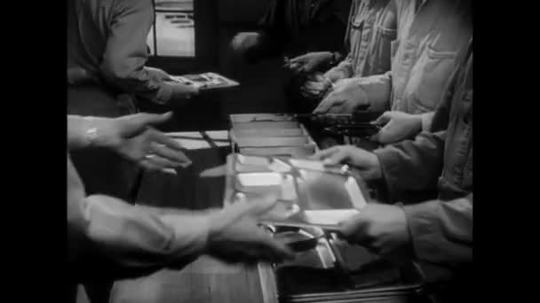 Στρατιώτες Πάρει Σκεύη Στην Αίθουσα Χάος Του 1950 — Αρχείο Βίντεο