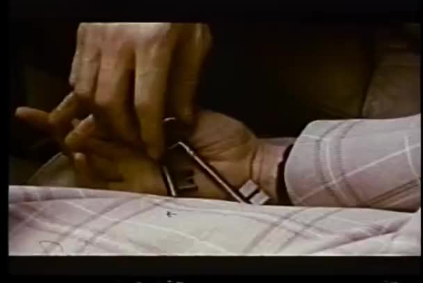 以设置的钥匙放在女人的柔软的手的特写人 — 图库视频影像