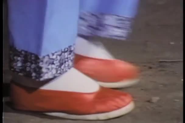 Füße Aus Nächster Nähe Roten Chinesischen Pantoffeln Die Über Den — Stockvideo