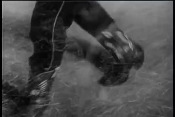 低断面的牛仔靴起搏的男人 — 图库视频影像