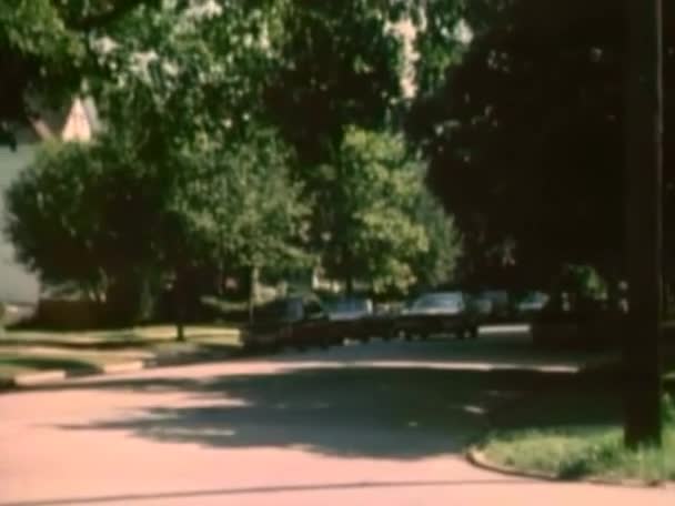 Carro Parado Frente Casa Nos Subúrbios 1980 — Vídeo de Stock