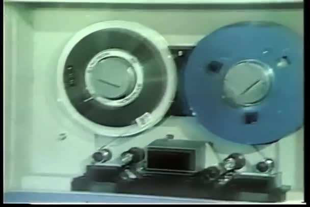 議事録の作成女性 1970 年代のコンピューター ルームでデータを記録 — ストック動画