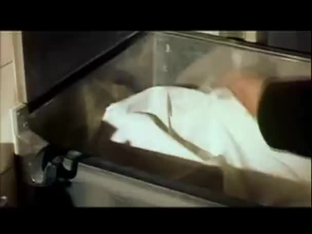 Morgue Anställd Kontrollerar Namnbricka Likets Fot 1960 Talet — Stockvideo