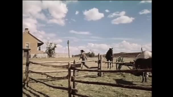 Man Lopen Naar Boerderij Ranch Jaren 1950 — Stockvideo