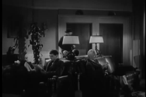 Weitwinkelaufnahme Von Wartenden Menschen Der Lobby Des Hotels 1940Er Jahre — Stockvideo