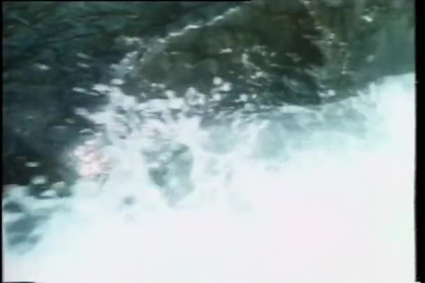 Вода Текущая Вниз Скалы Реке — стоковое видео