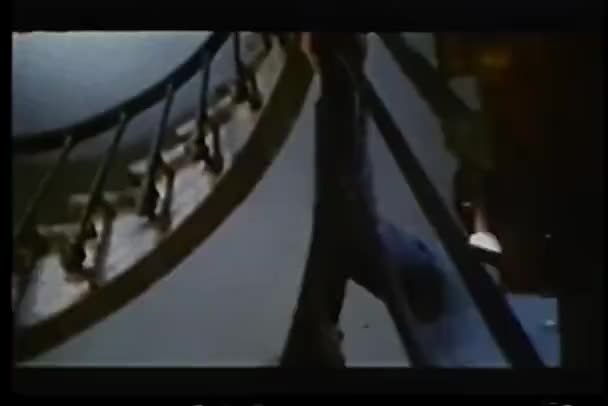 Vista Ángulo Bajo Del Hombre Subiendo Escaleras Caracol — Vídeos de Stock