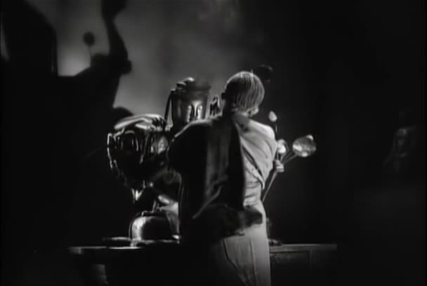 Uomo Che Cerca Pugnalare Prete Davanti Alla Statua Indù 1930 — Video Stock