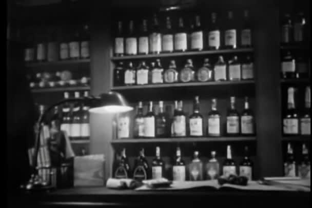 Zloději Vykrádají Obchod Alkoholem Utíkají — Stock video