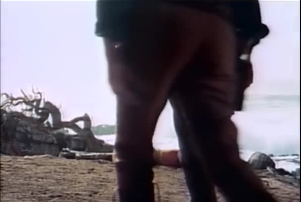 海で死んだ男に向かって歩く つのカウボーイ 1960 — ストック動画