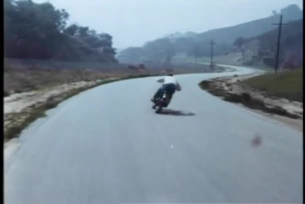 Hoge Snelheid Motorfiets Chase Landweg — Stockvideo