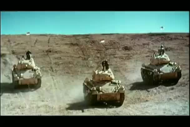 Μεγάλη Shot Στρατιωτικές Δεξαμενές Στην Έρημο — Αρχείο Βίντεο