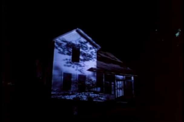 在夜间拍摄房屋景观 — 图库视频影像