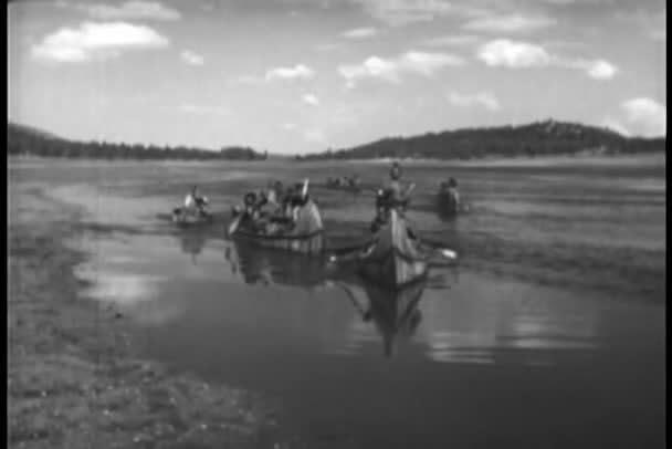 Native Amerikanen Peddelen Rivier Kano — Stockvideo
