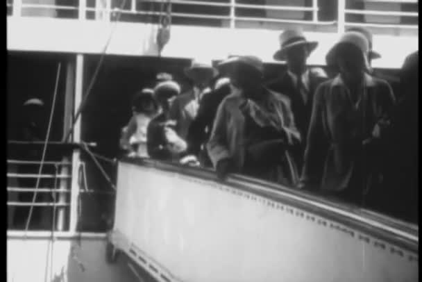 Images Des Passagers Débarquant Navire — Video
