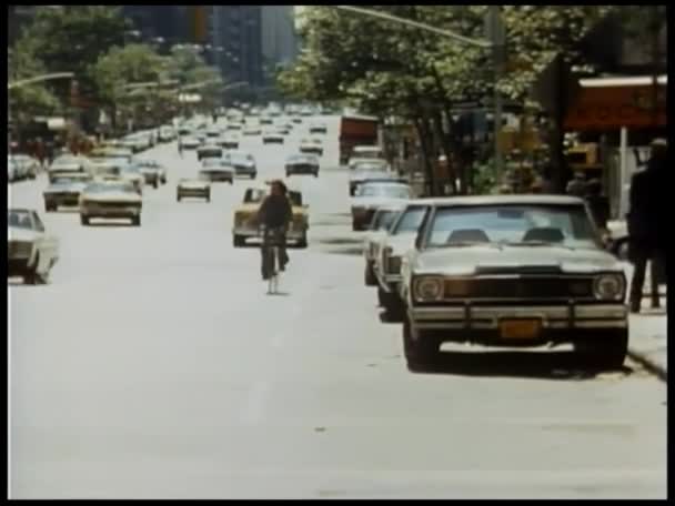 狙击手射击骑自行车的人和城市人街头 — 图库视频影像
