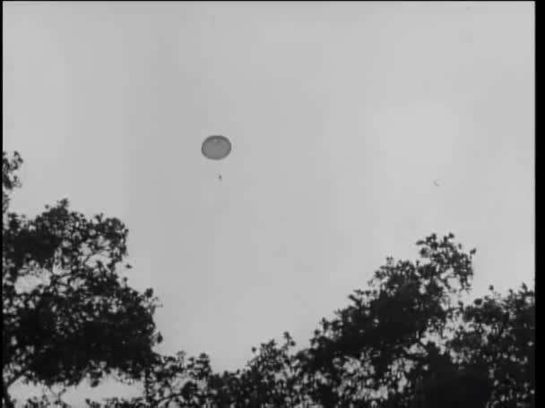 Χαμηλή Οπτική Γωνία Του Ατόμου Αλεξίπτωτο Από Τον Ουρανό — Αρχείο Βίντεο