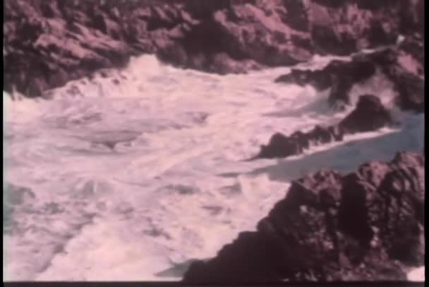 Вид Воздуха Воду Льющуюся Через Горы — стоковое видео
