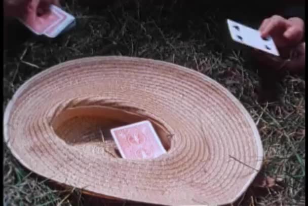 Közelkép Emberekről Akik Kártyákat Dobálnak Szalmakalapba Fűben — Stock videók