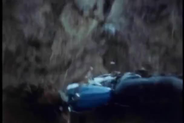 摩托车从悬崖的一侧掉进沟里 — 图库视频影像