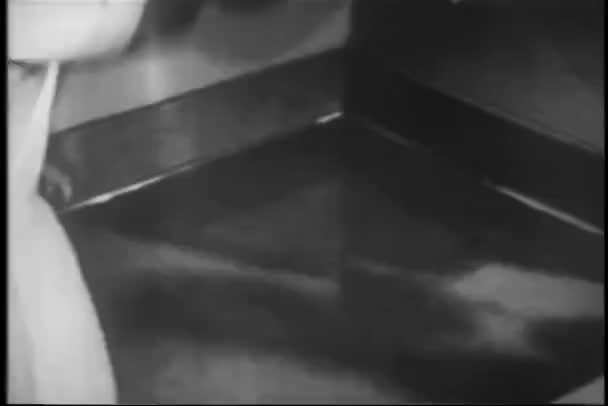 Kobieta Rzucając Patelni Licznik — Wideo stockowe