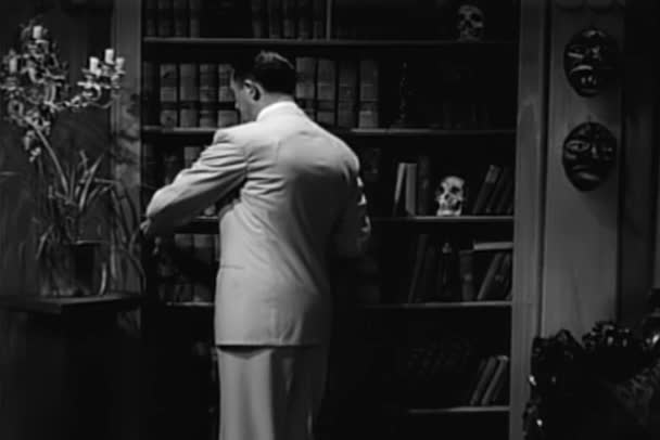 1940 Larda Bookshelf Arkasında Gizli Odaya Giren Adam — Stok video