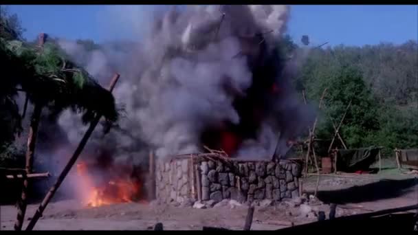 Weitwinkelaufnahme Einer Ländlicher Umgebung Explodierenden Steinhütte 1970Er Jahre — Stockvideo
