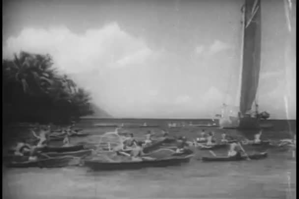 Polynesische Mannen Kano Roeien Naar Jacht — Stockvideo