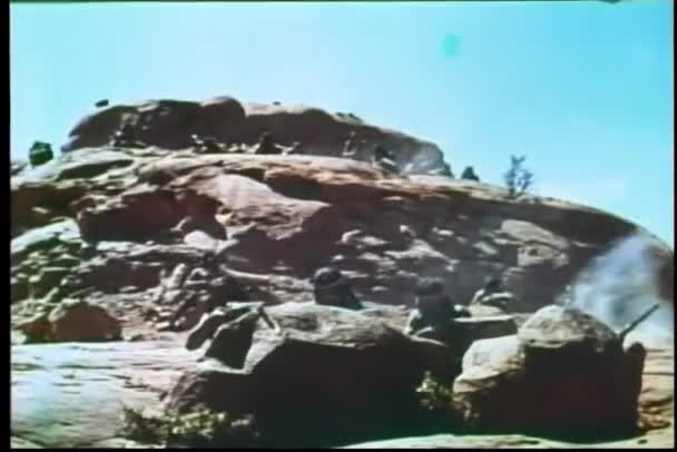 ロッキーの前哨から Apache の銃撃戦のモンタージュ — ストック動画
