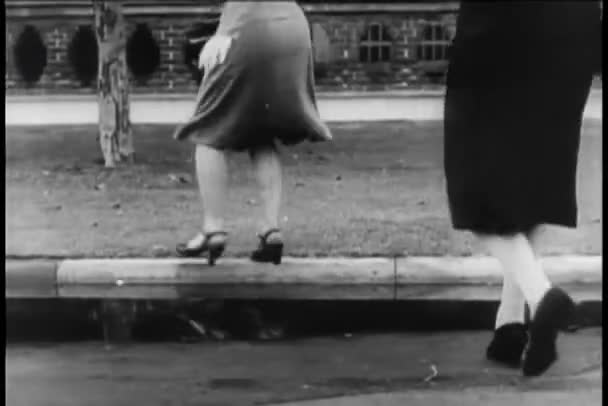 Dos Mujeres Saltando Sobre Charco Luego Salpicado Coche 1940 — Vídeo de stock