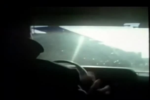 車を運転する男のリアビュー — ストック動画