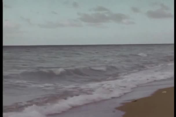 身体沉在海中 — 图库视频影像