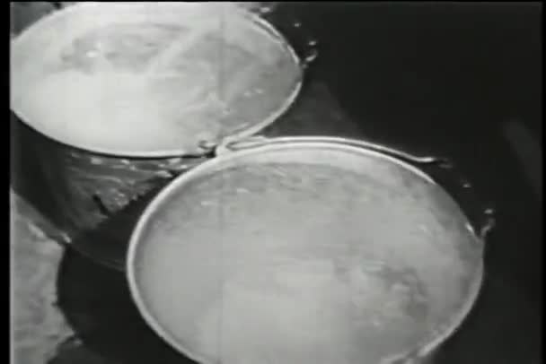 Fylla Hinkar Med Vatten Med Slang New York City 1930 — Stockvideo