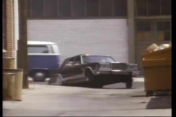 路地裏のカーチェイス — ストック動画