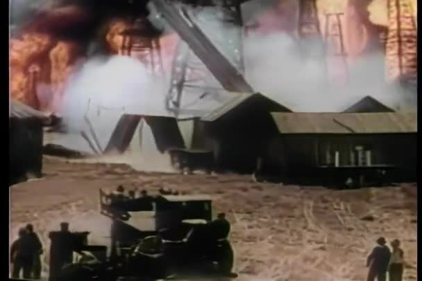 Torre Destilación Vista Ángulo Alto Que Cae Durante Incendio Del — Vídeos de Stock