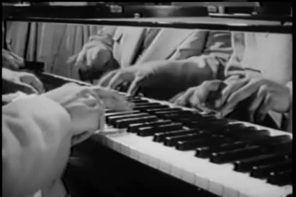 Reflexão Dois Homens Tocando Dueto Jazz Piano 1950 — Vídeo de Stock