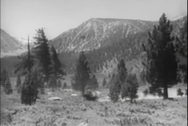 Vapenattacker Cowboys Galopperar Hästryggen Countyside 1930 Talet — Stockvideo