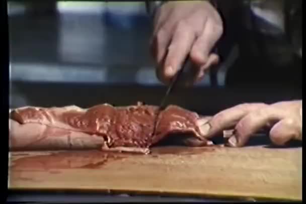 Homme Couper Viande Crue Sur Comptoir Dans Cuisine Restaurant — Video