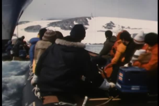 船に近づいているモーター ボートの背面図 — ストック動画