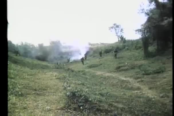 Солдат Расстреливает Врагов — стоковое видео