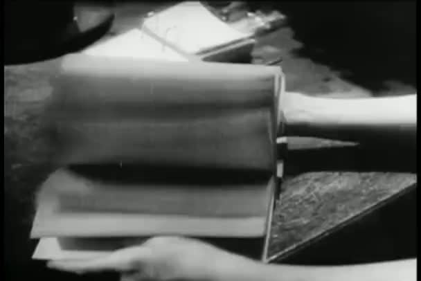 Close Mãos Mulher Procurando Através Livro — Vídeo de Stock
