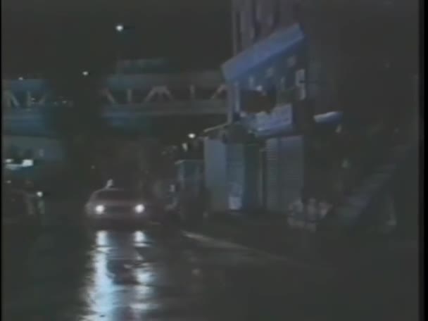 夜に自宅の前に駐車されるタクシーから出発する女性 — ストック動画