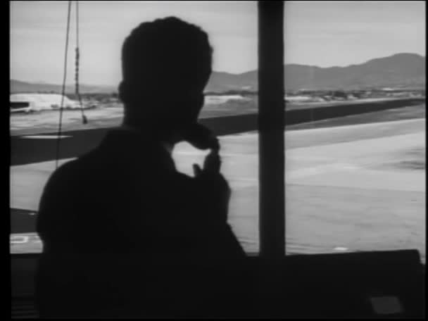 Vista Panorámica Del Controlador Tráfico Aéreo Que Trabaja Cabina 1950 — Vídeos de Stock